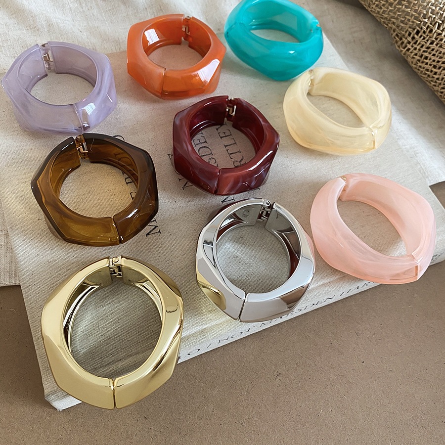 Vòng tay còng nhựa mặt hình học, Vòng tay Acrylic Chunky cổ điển với thiết kế bản lề, Trang sức tuyên bố dành cho nữ mặc thường ngày & văn phòng