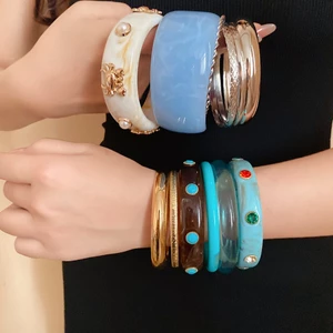 Bộ 3 vòng tay xếp chồng cổ điển: 1 vòng nhựa cẩm thạch màu hổ phách rộng & 2 vòng mỏng tông ngọc giả