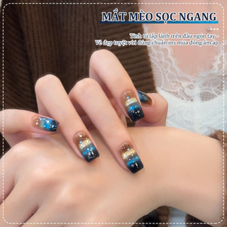 Miss Gooey Phong cách làm móng mới cho mùa thu đông Sơn gel hai tông màu hiệu ứng mắt mèo ngang xu hướng năm 2026 giúp làm sáng tông màu da và tạo diện mạo trong suốt
