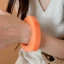 Vòng tay bằng nhựa rộng bằng đá cẩm thạch màu trơn, Vòng đeo tay trong suốt có thể xếp chồng nhẹ Dopamine Mùa hè Bohemian Nữ Trang sức thời trang