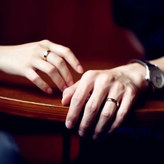 Nhẫn đôi mạ vàng nhiều màu tối giản Nhẫn đôi mạ vàng 18K Vòng thép không gỉ vòm tròn 4mm