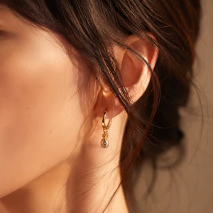 Bông tai thả dứa vàng dành cho nữ Huggie Hoop Dangle CZ Lát lấp lánh kỳ nghỉ nhiệt đới Bãi biển Boho Bông tai may mắn dễ thương dành cho nữ Cô gái Quà tặng thân thiện với tai nhạy cảm cho cô Bestie B