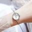 Đồng hồ nữ mới. Mặt số tròn thanh lịch và tối giản. Thích hợp cho ngày tháng, mua sắm, tập hợp và bữa tối. Tặng nàng món quà đẹp nhất (Không hộp)