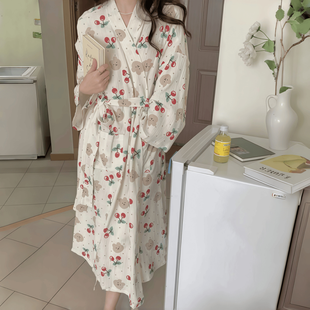 Áo choàng ngủ nữ phong cách Hàn Quốc dễ thương mới 2026: Cổ V tay dài in họa tiết xinh xắn, dáng rộng rãi có size lớn (plus size), chất mát【mặc nhà hay dạo phố đều đẹp – mặc được quanh năm】