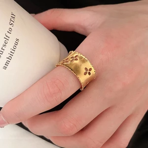 Tối Giản Vintage Mờ Vàng Mở Nhẫn Rỗng Bốn Lá Cỏ Ba Lá Thiết Kế Cắt Rộng Cong Kết Cấu Cạnh Tinh Tế Phù Hợp Với Ngón Tay Trang Sức Dành Cho Nữ Mặc Công Sở Thường Ngày