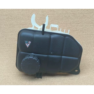 Thích hợp cho bình nước Mercedes-Benz W203 Bình nước phụ trợ Chai nước chống đông C180 C200 C230