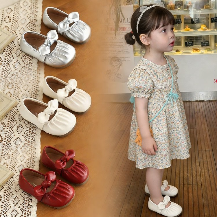 Giày bé gái mũi tròn nhăn da sáng nơ ruy băng, ba màu đỏ trắng bạc đế mềm chống trượt đi học mùa hè