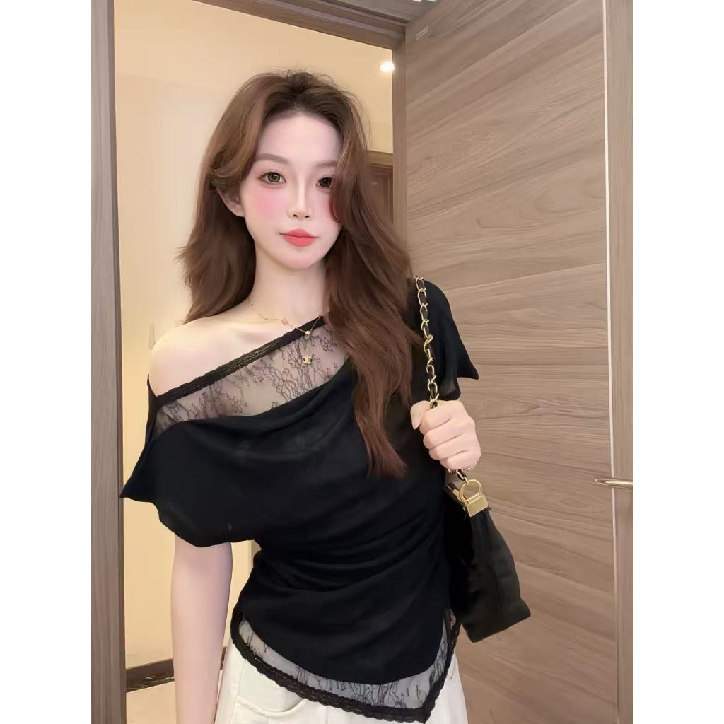 Áo thun nữ thon gọn ViViApparel có đường viền cổ bất đối xứng; một mảnh đa năng hàng ngày pha trộn ren và lưới nghệ thuật để tạo dáng vẻ thanh lịch, quyến rũ.