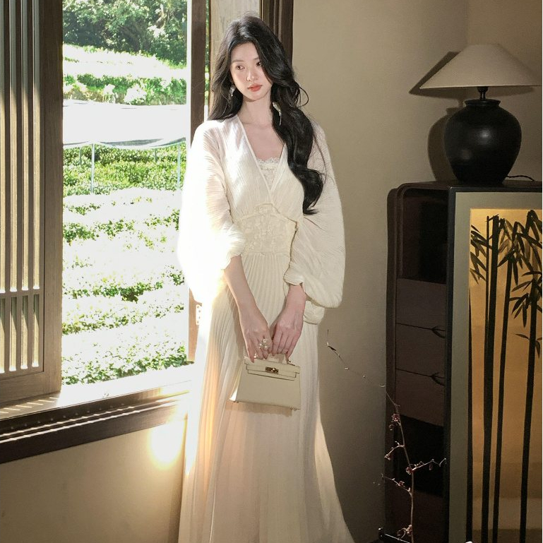 Phiên bản Hàn Quốc Váy dài voan màu be hợp thời trang đường phố Váy chữ A dài tay cổ chữ V dáng rộng dành cho nữ