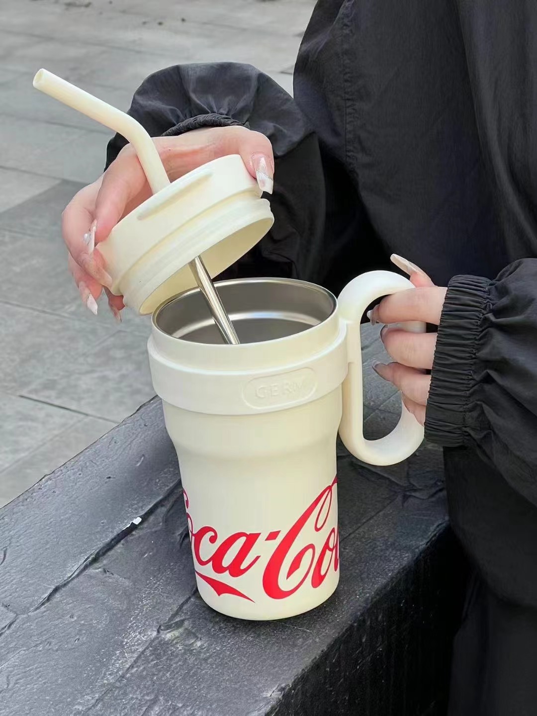 Mô tả STRAW CUP Germ capacity 750/1100ml 316 grade stainless steel material Coca Cola Co branded - 2