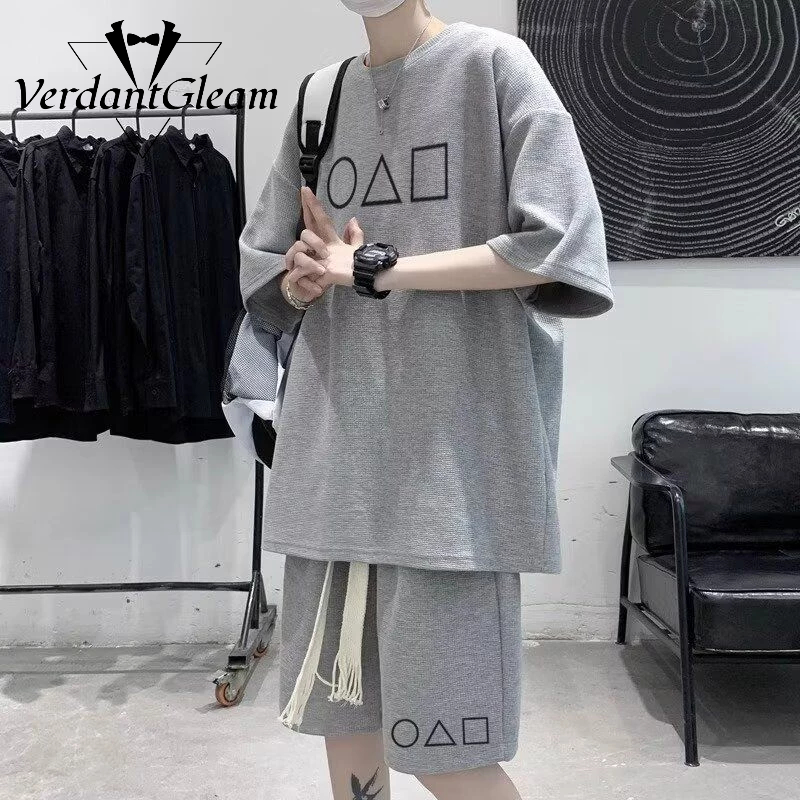 VG Bộ đồ nam mới với phong cách retro đường phố sang trọng kiểu Mỹ, thiết kế họa tiết tam giác lưới bánh quế, áo thun thể thao, quần năm phần tư thời trang trẻ trung