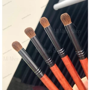 Cọ mắt nhấn hốc, xoáy đuôi mắt tạo độ sâu chất lông thú tự nhiên cho trang điểm chuyên nghiệp