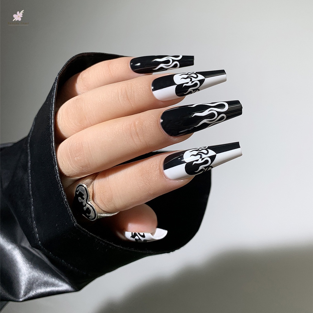 Hãy cùng chiêm ngưỡng những mẫu nail đẹp trắng đen tuyệt đẹp với phần bóng shinny bắt mắt mà sẽ khiến bạn cảm thấy tự tin hơn trong mỗi look của mình.