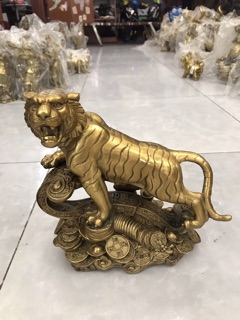 Tượng Hổ bằng đồng đứng trên gậy Như Ý vật phẩm phong thủy tài lộc may mắn quà tặng trưng bày