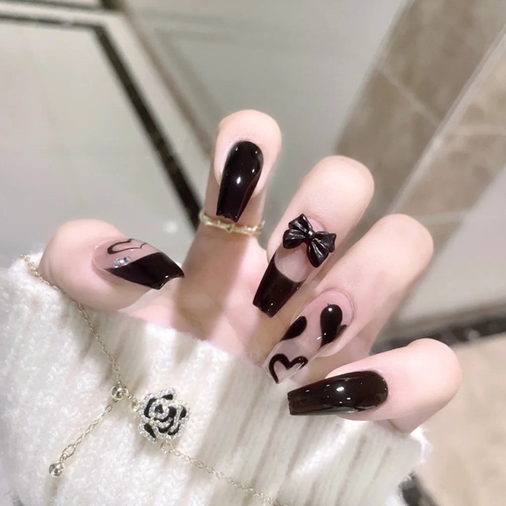 Nơ đỏ đen trang trí Giáng sinh nail hồng đen là lựa chọn hoàn hảo cho những cô nàng yêu thích không khí lễ hội cuối năm. Với sự hài hòa và tinh tế giữa các màu sắc cùng với kiểu dáng độc đáo của nơ đỏ đen, những sản phẩm nail này sẽ giúp cho bạn trở nên độc đáo và rực rỡ trong mùa Giáng sinh sắp tới. Hãy cùng xem hình ảnh để khám phá nào!