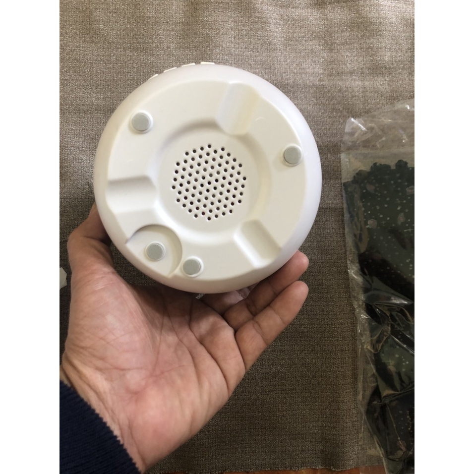 Đèn ngủ hoặc đèn trang trí trong phòng có chức năng chiếu sáng lên trần nhà trang trí nhiều mầu sắc và hình ảnh