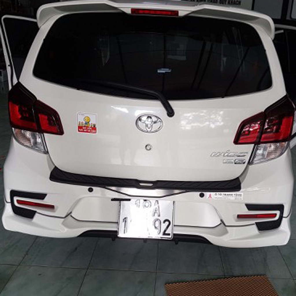 Ốp chống trầy cốp ngoài cho xe Toyota Wigo 2018-2022 chất liệu NHỰA 3D cao cấp