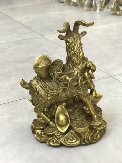 Tượng Dê cõng vàng bằng đồng cao 19cm vật phẩm phong thủy tài lộc may măn thịnh vượng