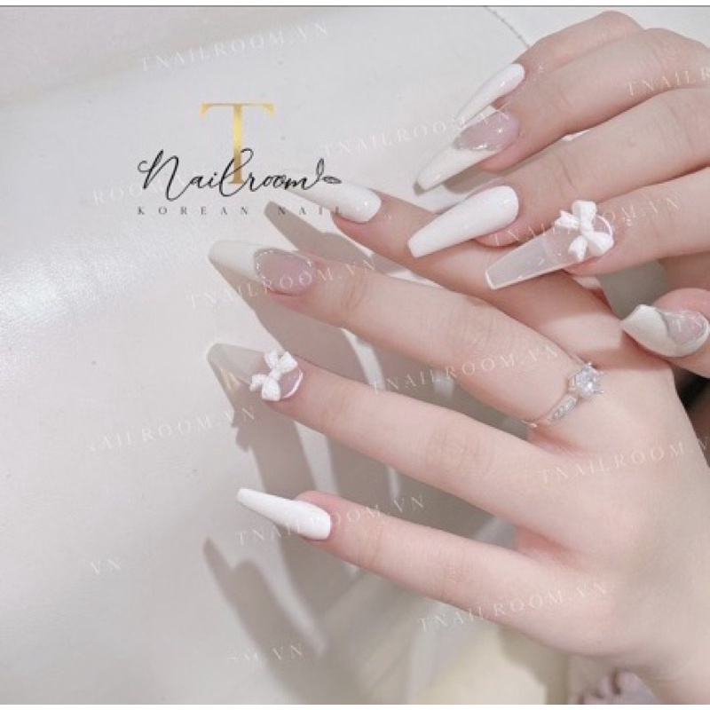 Nail màu trắng đơn giản: Với thiết kế tối giản trong năm 2024, những mẫu nail màu trắng đơn giản đang làm mưa làm gió trong làng nail art. Không quá cầu kỳ, không quá phức tạp, nhưng vẫn đủ để bạn tỏa sáng với một bộ móng tay hoàn hảo.