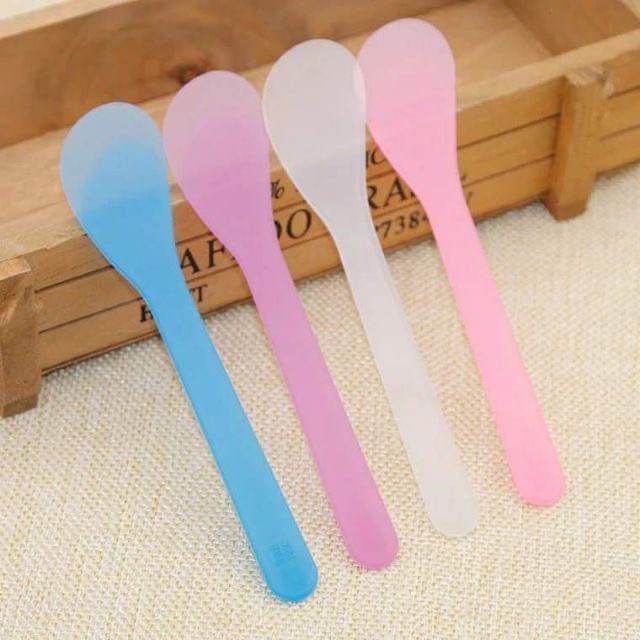 Que thìa + bát nhựa dùng để trộn bột mặt nạ