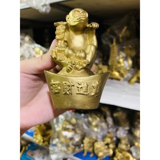Tượng Khỉ cầm gậy như ý ngồi trên thỏi vàng bằng đồng vật phẩm phong thuỷ tài lộc
