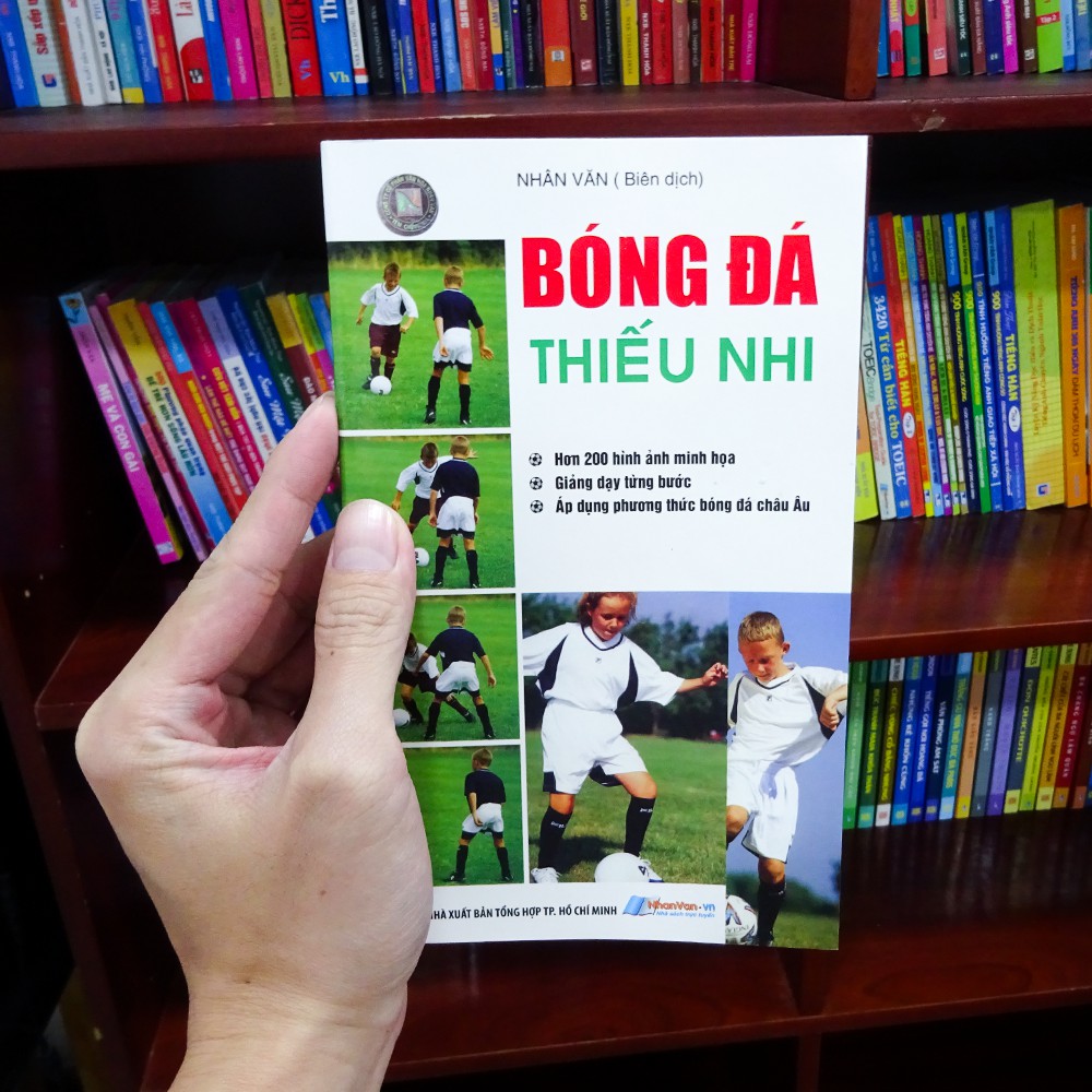 Ảnh Sách - Bóng Đá Thiếu Nhi - Sách thể dục độc quyền Nhân văn 4