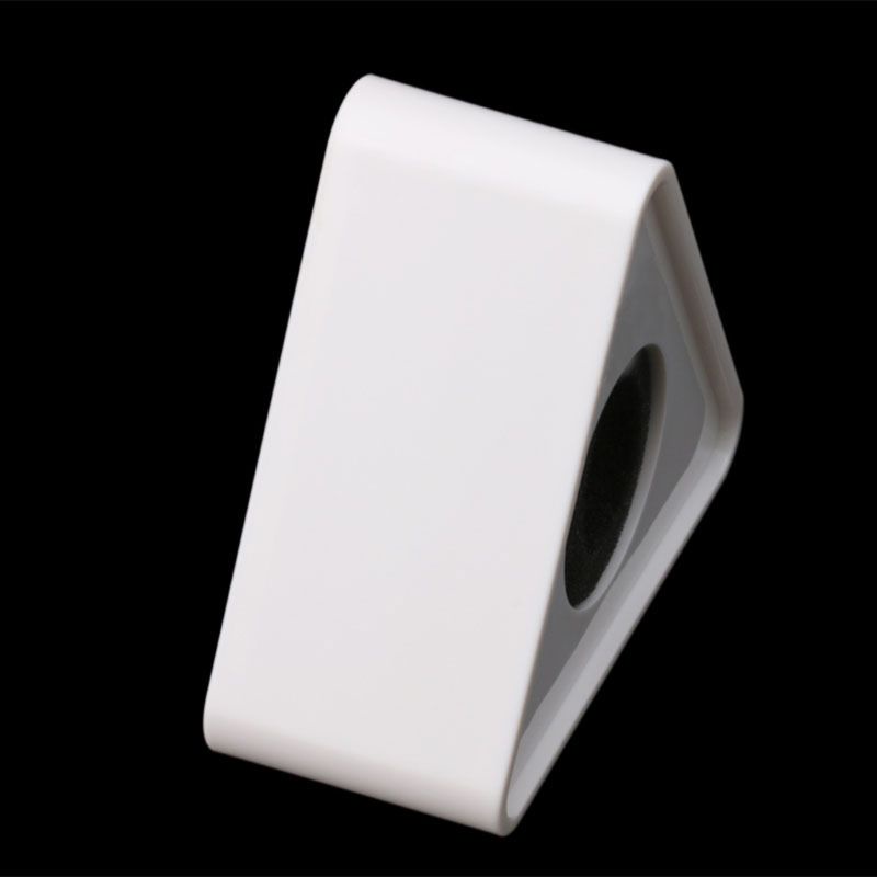 Miếng tam giác khoét lỗ gắn micro dùng để gắn logo khi phỏng vấn trên tv diy