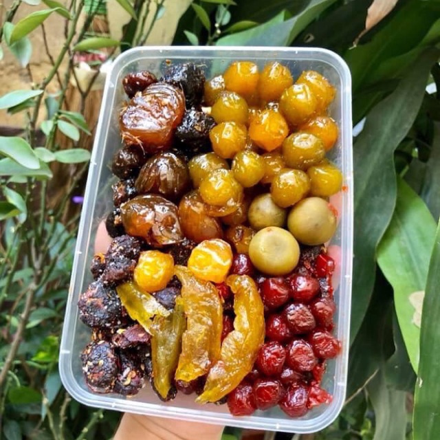 1 Hộp ô mai mix vị truyền thống(mận,mận cơm,cóc,táo,sấu....) gia truyền khách nên thử