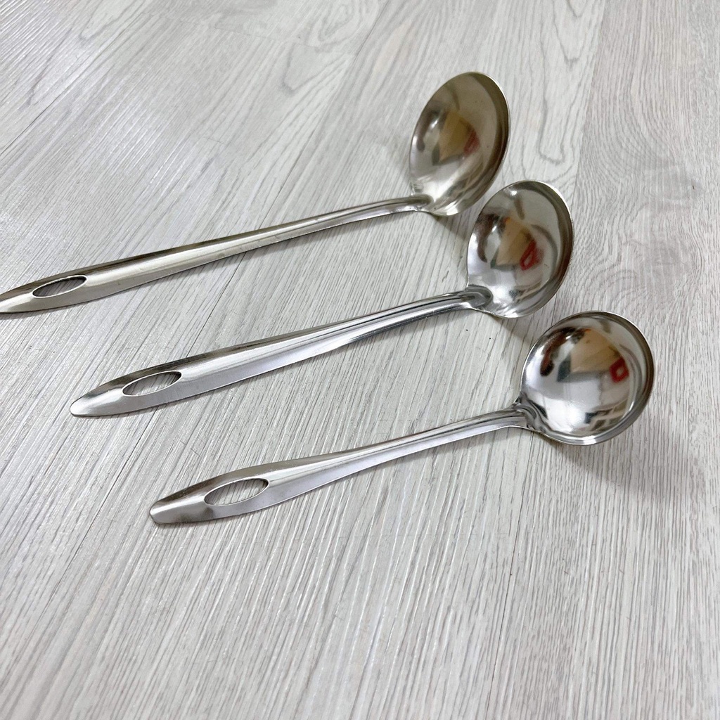 Vá múc canh lẫu inox sáng bóng, móc treo tiện dụng ,bền bỉ, không rỉ sét