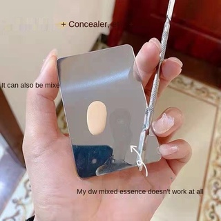 Bảng màu tiện dụng gồm kem che khuyết điểm và kem nền dạng lỏng