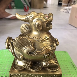 Tỳ Hưu trên bệ hút tài lộc  vật phẩm phong thuỷ bằng đồng