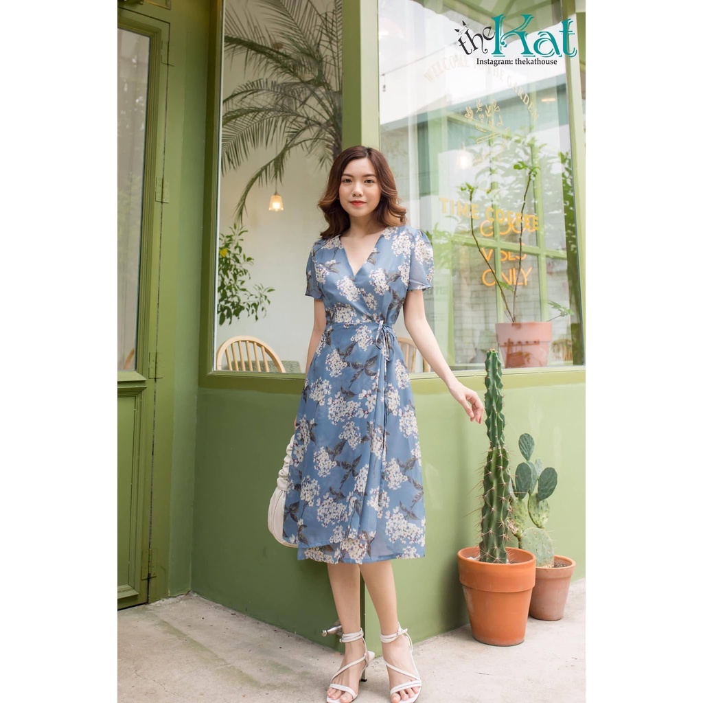 Đầm Tơ Hoa Cổ V Mùa Hè The Kat House, chất vải mềm mịn, hoạ tiết hoa xinh xắn thanh lịch, đủ màu, đủ size