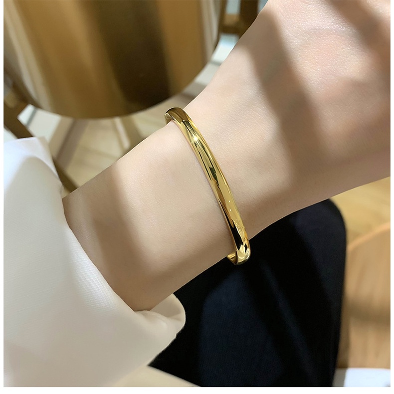 Vòng tay titan kiểu oval trơn form bầu bản 5mm không gỉ có khóa mở (Khắc chữ theo yêu cầu)