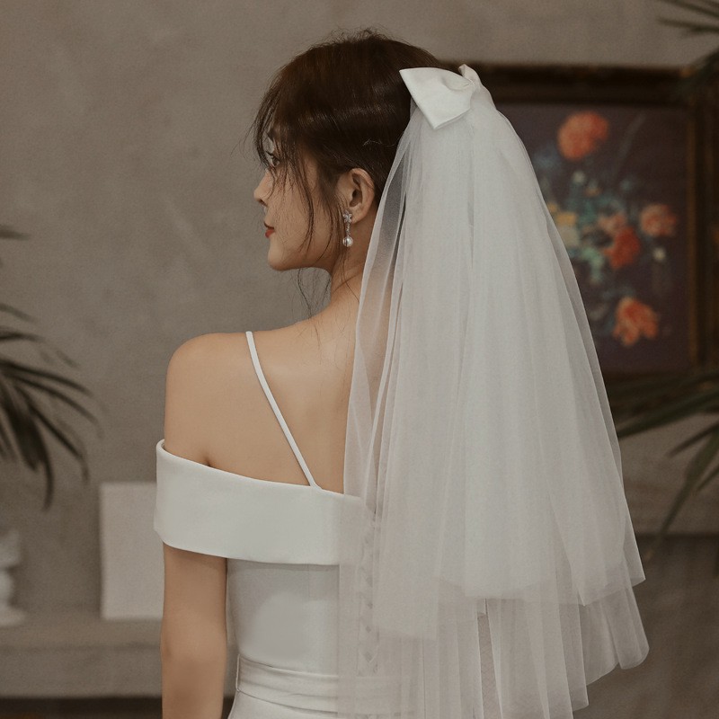 Lụa, thêu tay, đắp nơ…những chiếc khăn cô dâu sẽ khiến cho cô dâu trở nên thật xinh đẹp và cuốn hút. Những hình ảnh liên quan sẽ khiến bạn phải ngất ngây với vẻ đẹp của chiếc khăn cô dâu.
