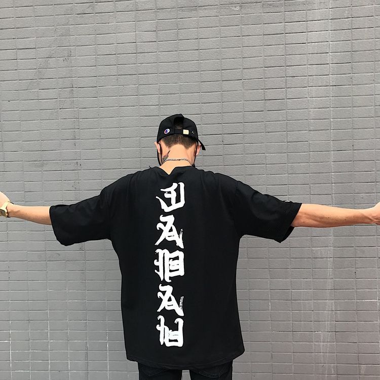 Áo thun Stee Cổ tròn  in lưng HONGKONG Words ICVCVNI Unisex Menwear