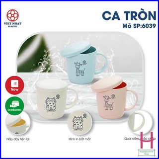Cốc nhựa tròn có nắp Hokori Việt Nhật 6039 chịu nhiệt tốt, ca uống nước màu sắc xinh xắn có quai cầm tiện lợi { H }