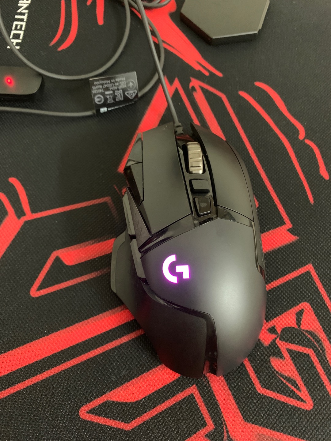 Cảm biến và nút trên Logitech G502 Hero