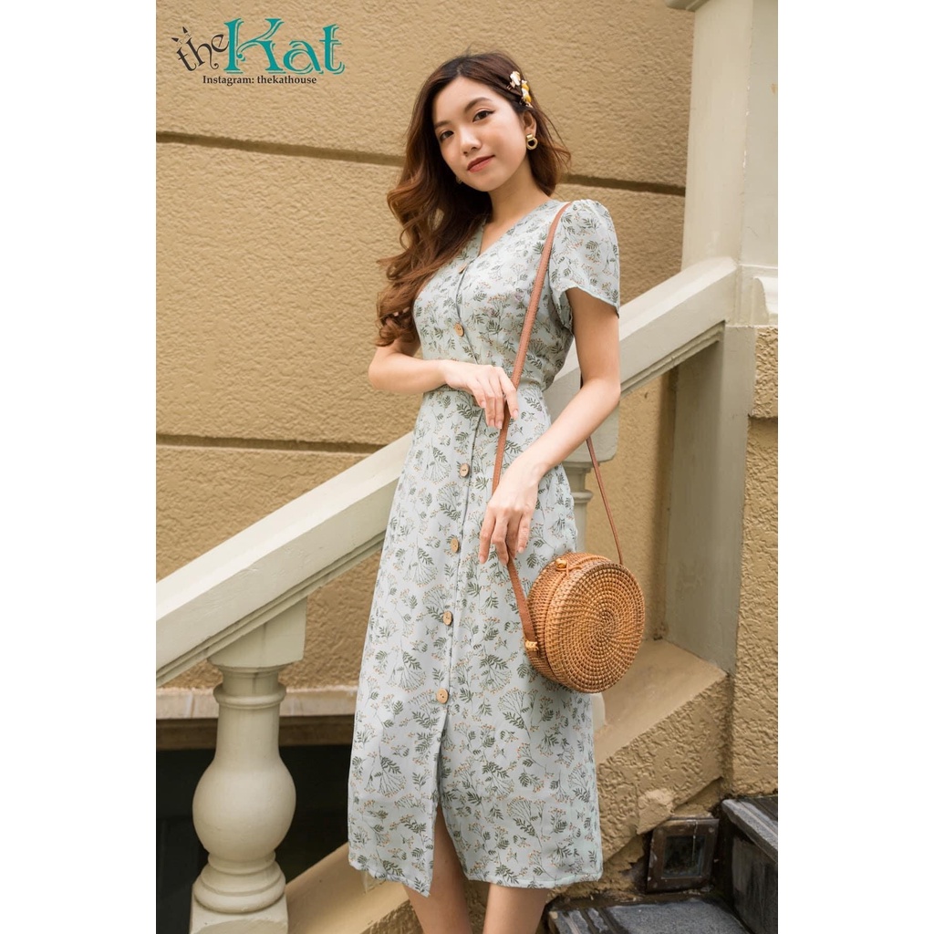 Đầm Hoa Nhí Nút Gỗ The Kat House, vải voan Hàn có kèm lớp lót lụa mềm mại, nhẹ nhàng, bay bổng, thoải mái