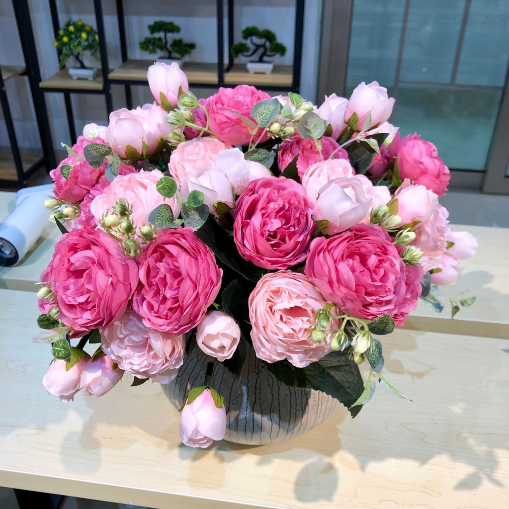 Những bông hoa để bàn sẽ làm cho không gian văn phòng của bạn thêm phần tươi mới và sinh động hơn. Với giá cả phải chăng, bạn có thể sở hữu ngay một bình hoa để bàn đẹp và độc đáo để tạo điểm nhấn cho không gian làm việc.