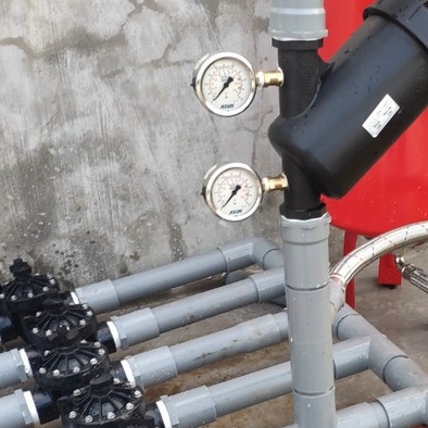 Đồng hồ đo áp suất dầu mặt 63 hiệu lắp ở lọc đĩa- Hệ thống tưới