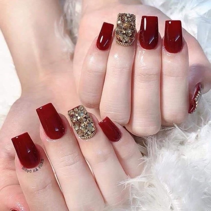 nail box màu đỏ mận