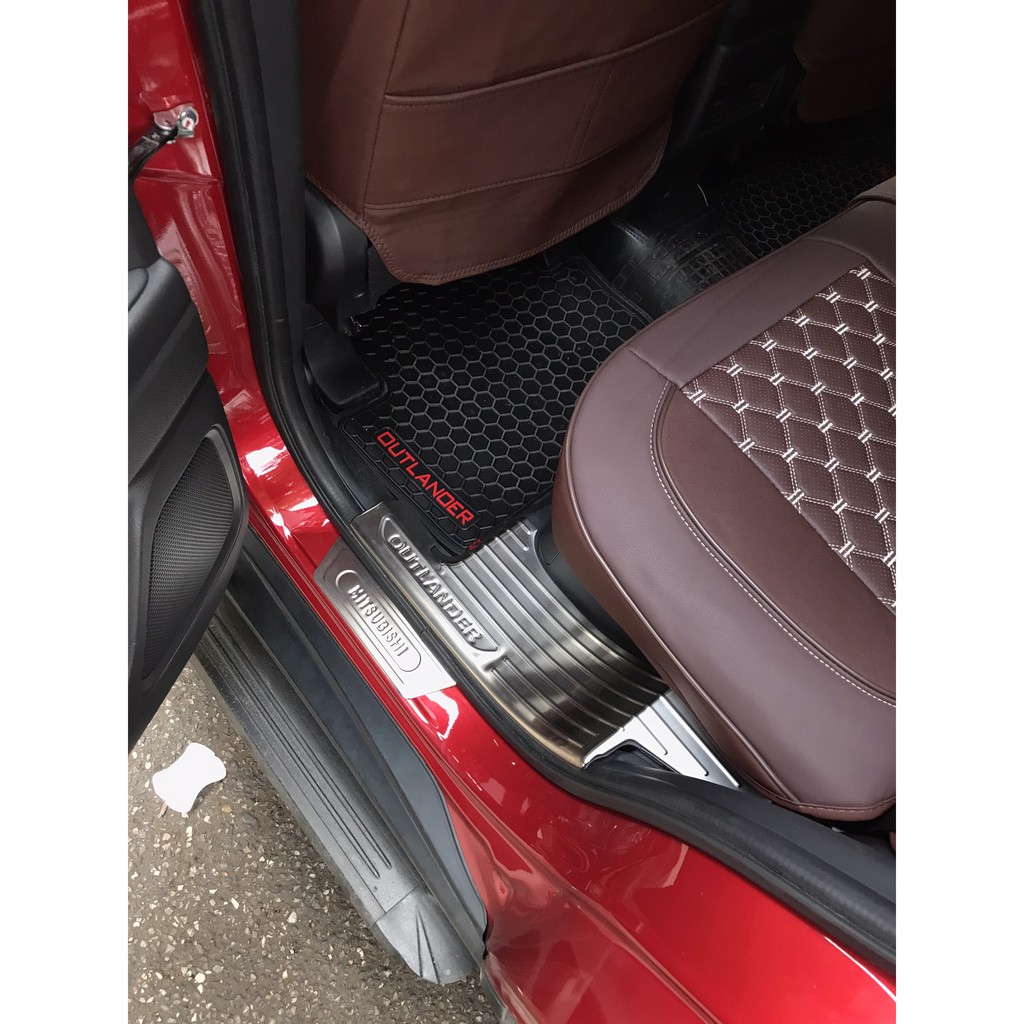 Ốp bậc cửa, nẹp bước chân Mitsubishi Outlander 2018-2023, Chất liệu inox cao cấp, chống xước chống trượt