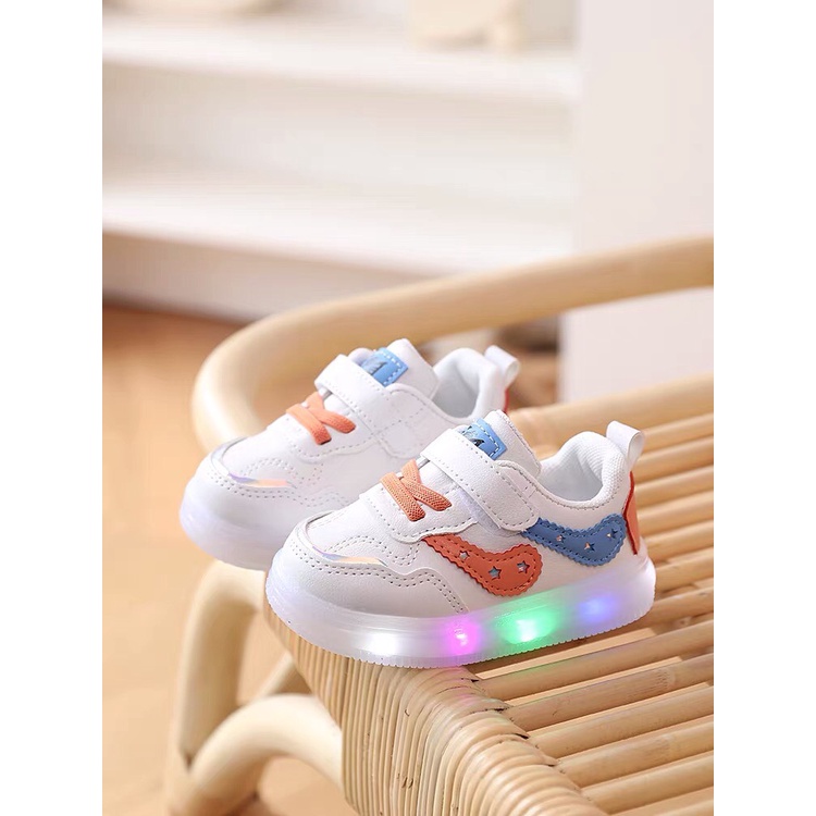 giày thể thao có đèn led cho bé gái màu trắng nhẹ êm chân có đèn led nhấp nháy có quay dán full box X26 ( có ảnh thật )