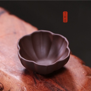 Chén trà, gốm tử sa, hình dáng hoa đào, kích thước 8x4cm, dung tích 70ml