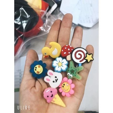 Sticker/Jizbitz gắn dép/sục (có bán dép trơn không chữ, dép satihu, dép cross)