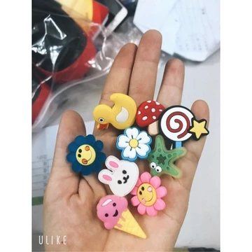 Sticker/Jizbitz gắn dép/sục (có bán dép trơn không chữ, dép satihu, dép cross)