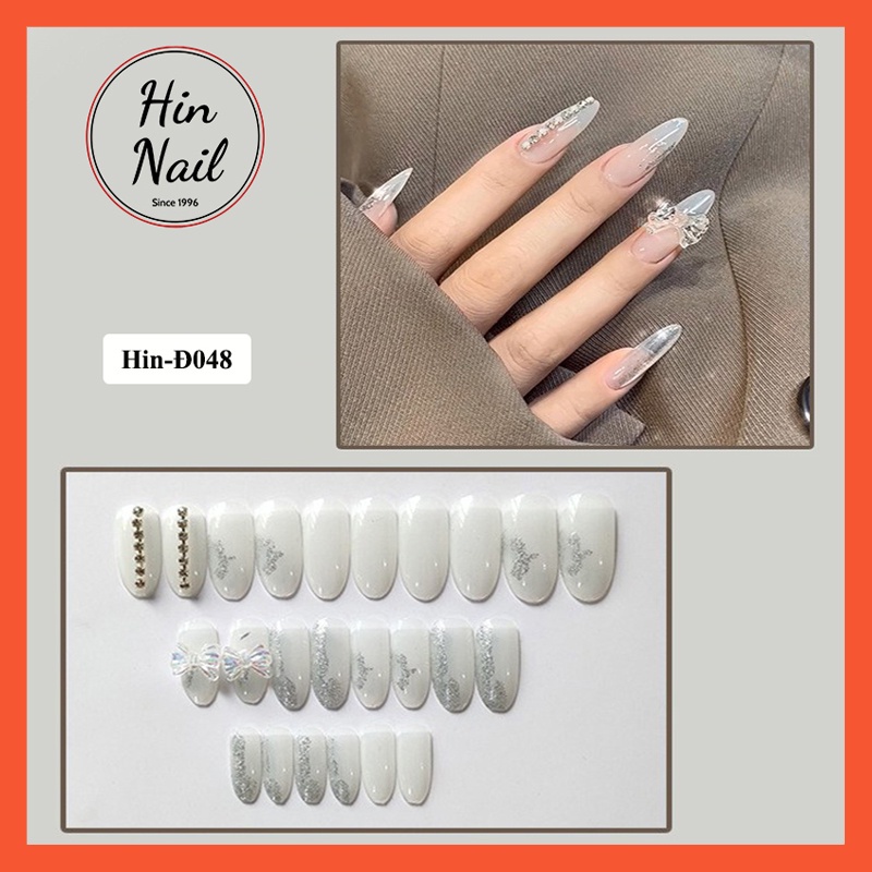 Nail đính đá đang là trào lưu tại các salon làm đẹp. Với những viên đá sáng lấp lánh, chắc chắn sẽ khiến cho bất cứ ai nhìn thấy cũng phải trầm trồ khen ngợi. Những hình ảnh về nail đính đá tuyệt đẹp sẽ giúp bạn cảm nhận sự lấp lánh trên từng ngón tay.