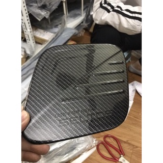 Ốp năp bình xăng xe Kia Seltos đời 2018 đến 2025 nhựa ABS vân carbon cao cấp, sáng bóng