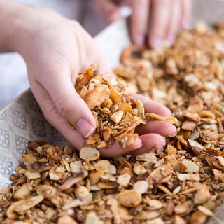 Granola Ngũ Cốc Thuần Chay - Yến Mạch, Hạt Điều, Hạnh Nhân, Hạt Hướng Dương, Dừa & Quế - Vegan Granola
