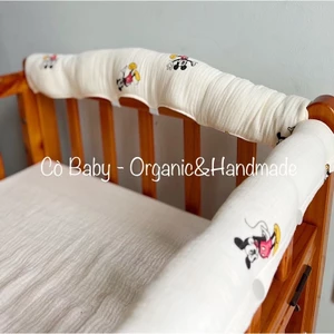 Bọc thành cũi chần bông bảo vệ bé khỏi va đập vào thành cũi khi tập đứng